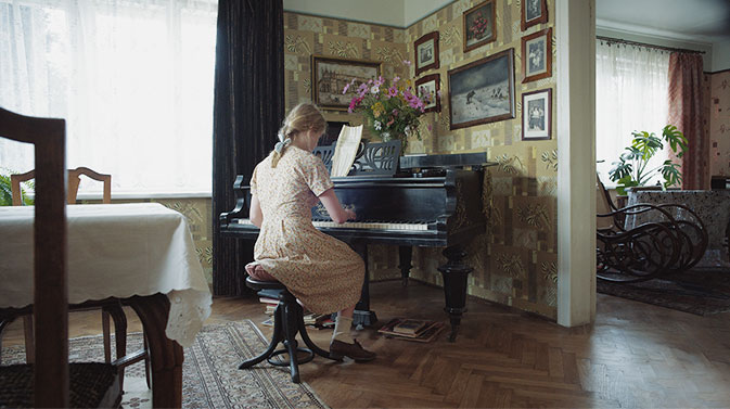 りんごの少女がピアノを奏でている