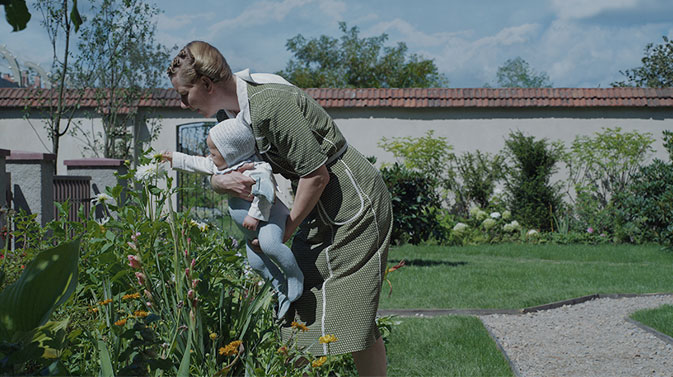 ヘイトヴィヒは美しい庭と赤ちゃんを愛でている